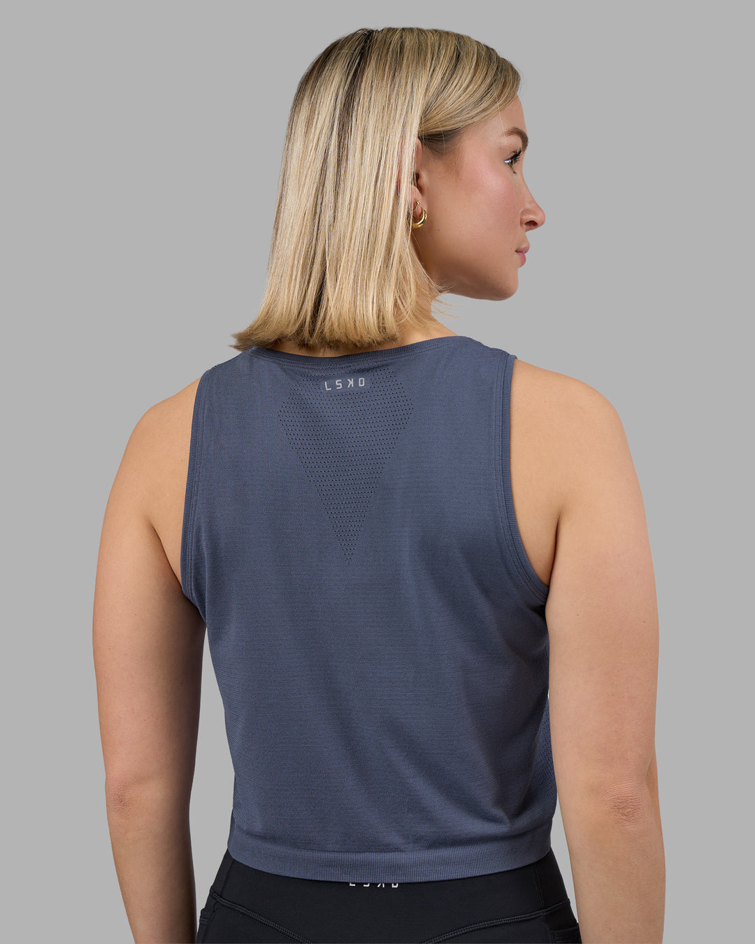 Woman wearing AeroFLX+ Seamless Skimmer Tank - Night Shadow/Night Shadow | Model:Halle | Size:S - view 3