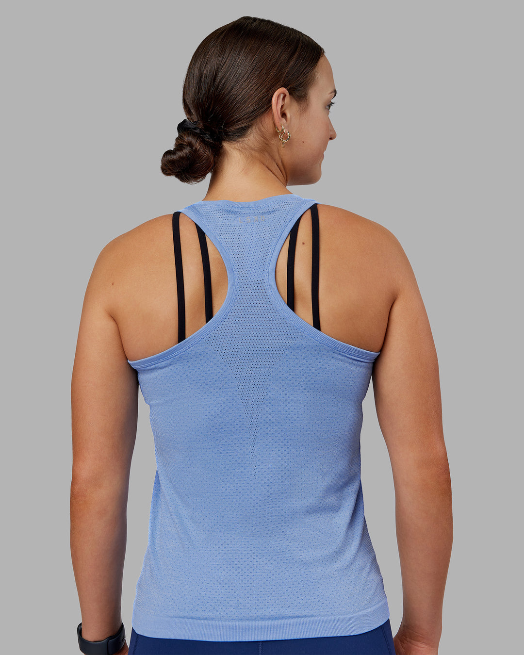 Woman wearing AeroFLX+ Seamless Tank - Cornflower Blue Marl | Model:Keisha | Size:S - view 2