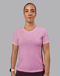 Woman wearing AeroFLX+ Seamless Tee - Pirouette-Bubblegum | Model:Lyss | Size:S | Thumbnail Index: 4