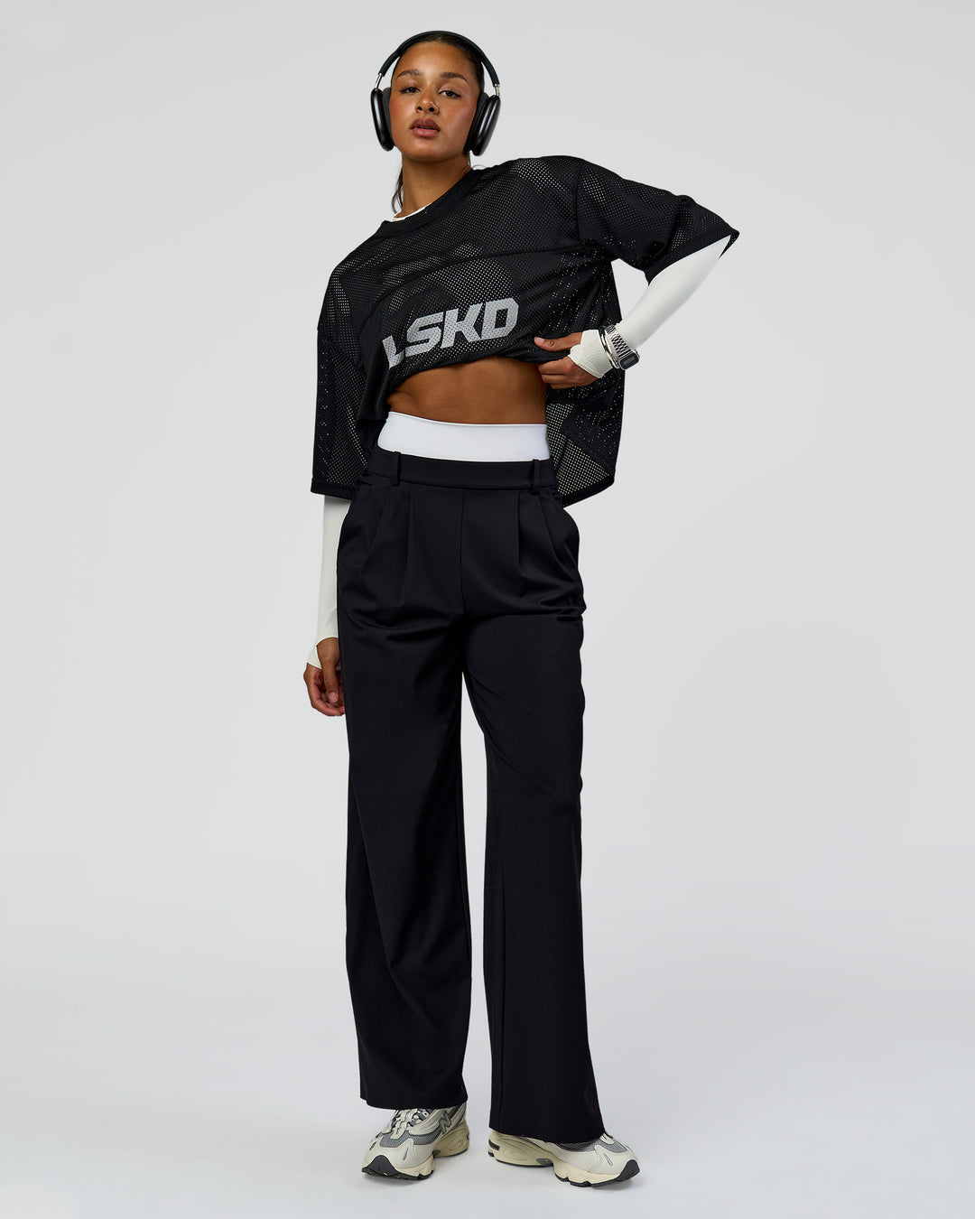 Woman wearing AirCore Jersey - Black-Black | Model:Rosie | Size:S - view 4