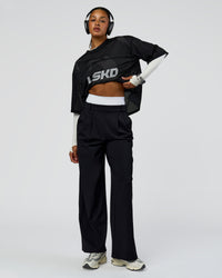 Woman wearing AirCore Jersey - Black-Black | Model:Rosie | Size:S | Thumbnail Index: 3