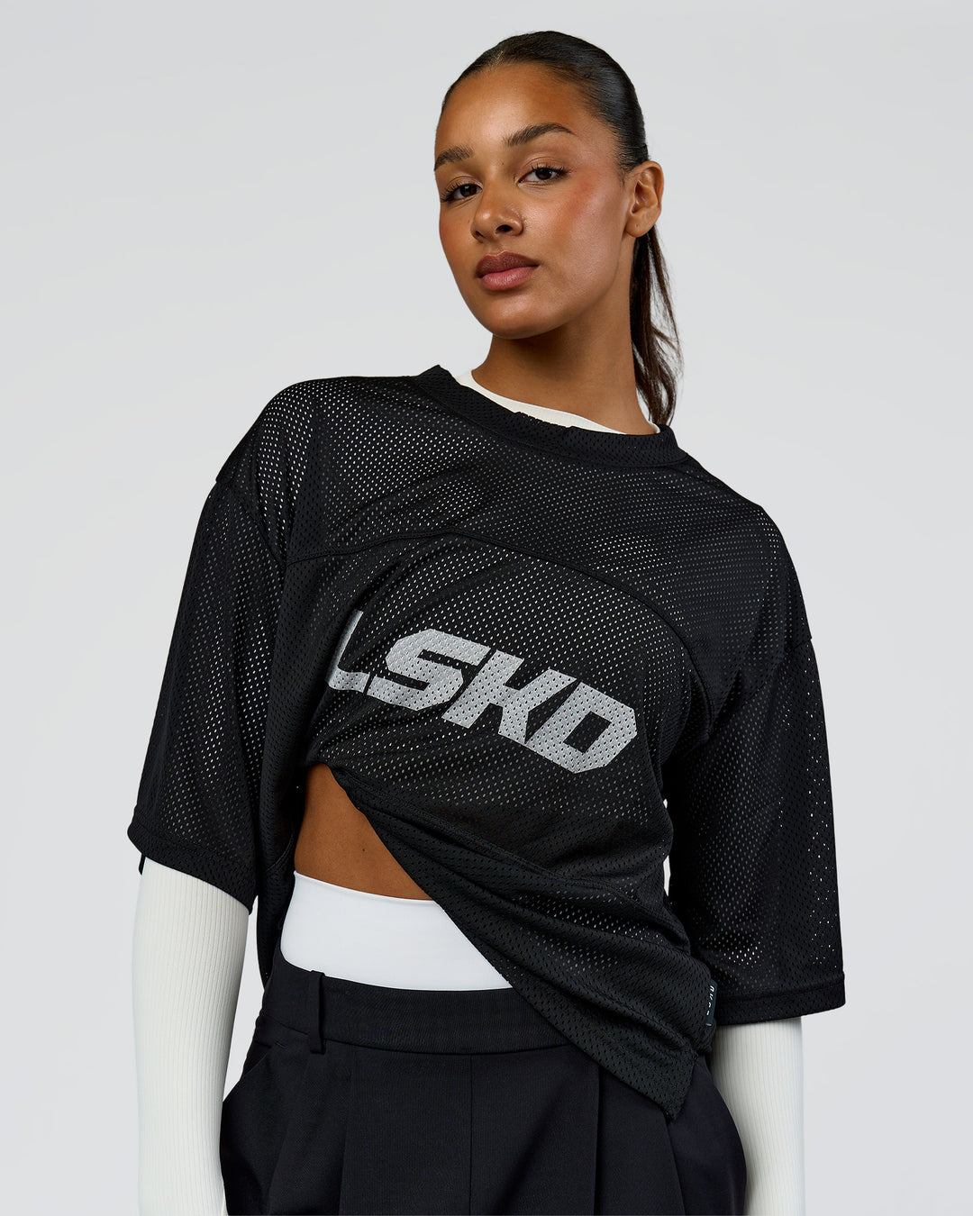 Woman wearing AirCore Jersey - Black-Black | Model:Rosie | Size:S - view 3