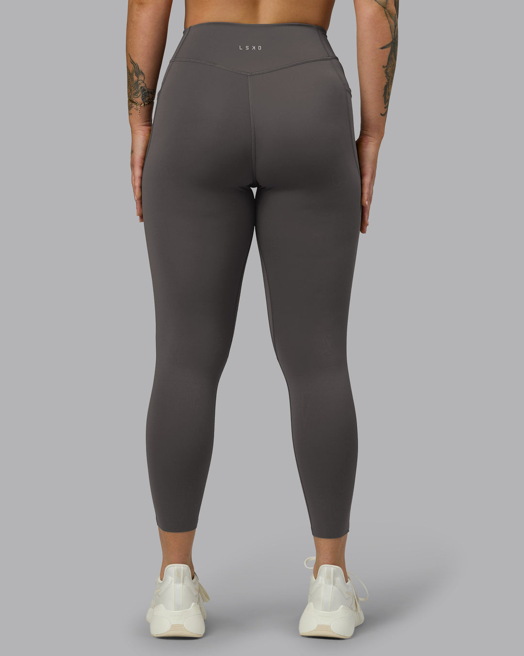 Woman wearing Elite High-Rise 7/8 Legging Pockets - Dark Storm | Model:Robyn | Size:S - view 4
