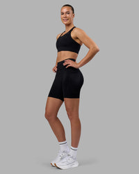 Woman wearing Elite Run High-Rise 7" Short Pockets - Black | Model:Charlize | Size:S | Thumbnail Index: 10