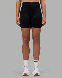 Woman wearing Elite Run High-Rise 7" Short Pockets - Black | Model:Charlize | Size:S | Thumbnail Index: 8
