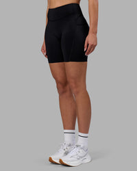 Woman wearing Elite Run High-Rise 7" Short Pockets - Black | Model:Charlize | Size:S | Thumbnail Index: 11