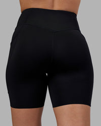 Woman wearing Elite Run High-Rise 7" Short Pockets - Black | Model:Charlize | Size:S | Thumbnail Index: 12