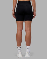 Woman wearing Elite Run High-Rise 7" Short Pockets - Black | Model:Charlize | Size:S | Thumbnail Index: 3