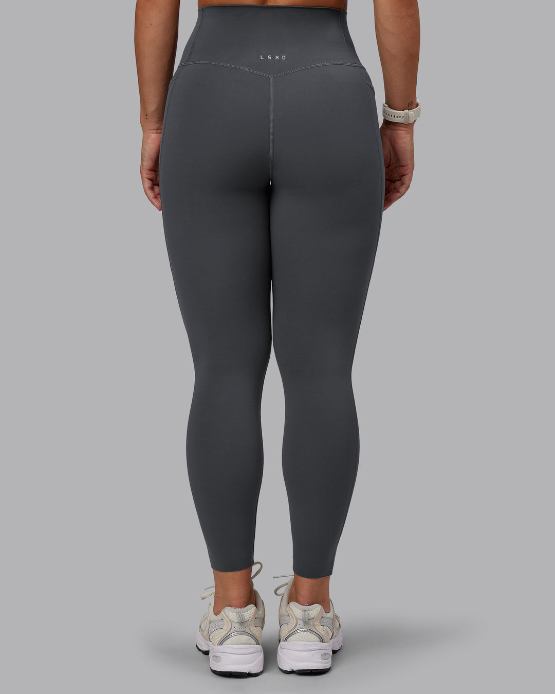 Woman wearing Elixir Ultra High-Rise 7/8 Legging Pockets - Dark Storm | Model:Lyss | Size:S - view 4
