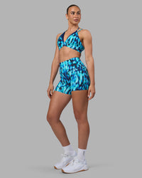 Woman wearing Elixir Ultra High-Rise 4" Short Pockets - Luminous | Model:Sophie | Size:S | Thumbnail Index: 7