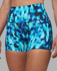 Woman wearing Elixir Ultra High-Rise 4" Short Pockets - Luminous | Model:Sophie | Size:S | Thumbnail Index: 6