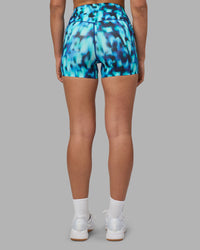 Woman wearing Elixir Ultra High-Rise 4" Short Pockets - Luminous | Model:Sophie | Size:S | Thumbnail Index: 3