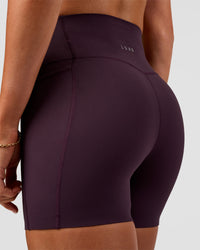Woman wearing Elixir Ultra High-Rise 4" Short Pockets - Midnight Plum | Model:Emelia | Size:S | Thumbnail Index: 3