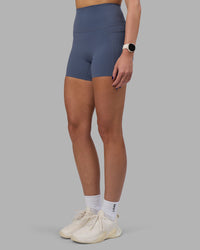 Woman wearing Elixir Ultra High-Rise 4" Short Pockets - Night Shadow | Model:Phoebe | Size:S | Thumbnail Index: 6