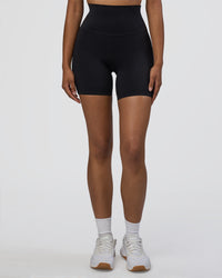 Woman wearing Elixir Ultra High-Rise 6" Short - Black | Model:Jordan | Size:S | Thumbnail Index: 0