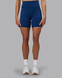 Woman wearing Elixir Ultra High-Rise 6" Short - Midnight Blue | Moddel:Katie | Size:S | Thumbnail Index: 4