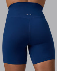 Woman wearing Elixir Ultra High-Rise 6" Short - Midnight Blue | Moddel:Katie | Size:S | Thumbnail Index: 8