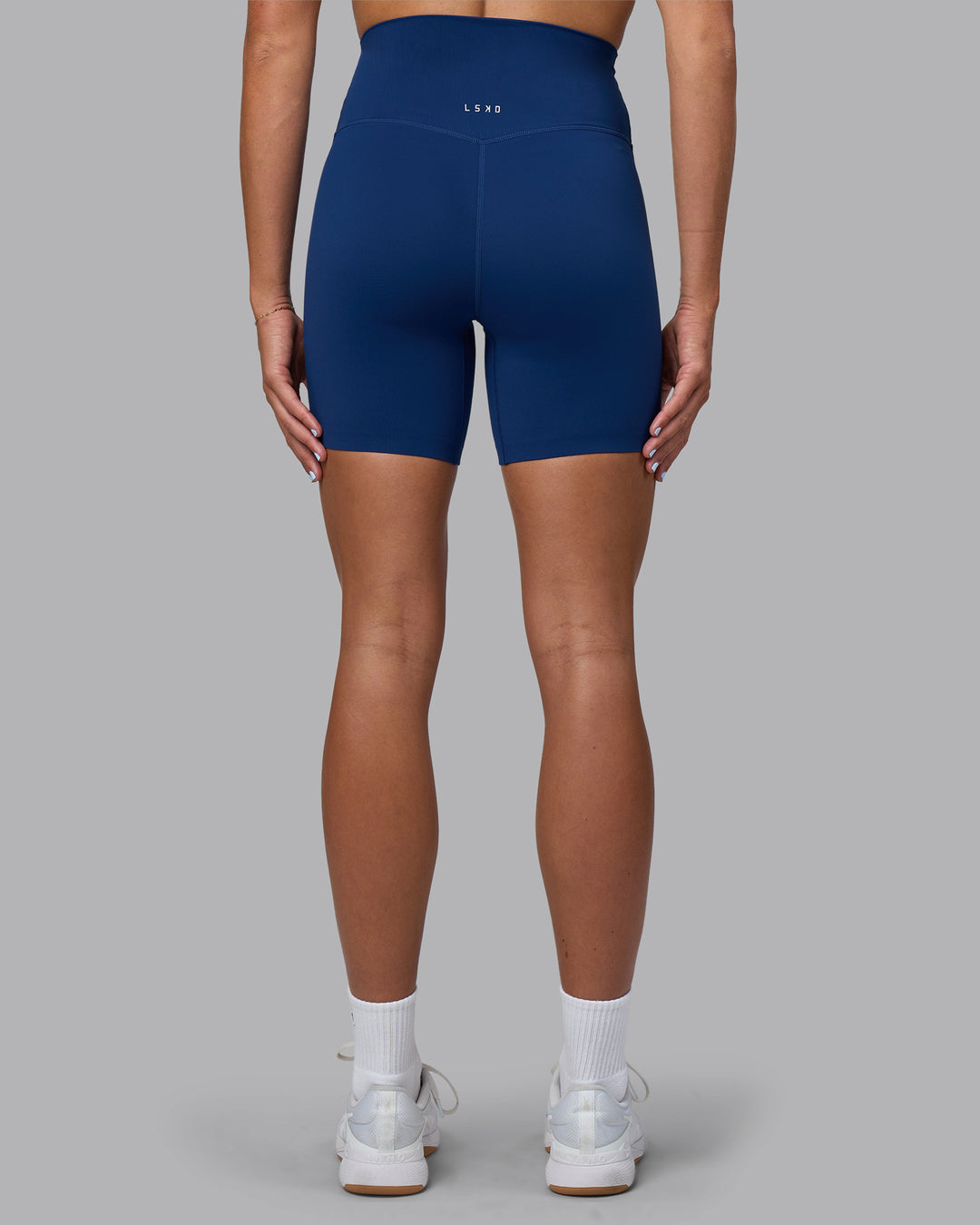 Woman wearing Elixir Ultra High-Rise 6" Short - Midnight Blue | Moddel:Katie | Size:S - view 7