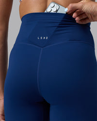 Woman wearing Elixir Ultra High-Rise 6" Short - Midnight Blue | Moddel:Katie | Size:S | Thumbnail Index: 3