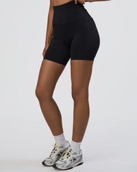 Woman wearing Elixir Ultra High-Rise 6" Short Pockets - Black | Model:Jordan | Size:S | Thumbnail Index: 0
