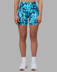 Woman wearing Elixir Ultra High-Rise 6" Short Pockets - Luminous | Model:Sophie | Size:S | Thumbnail Index: 5