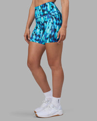 Woman wearing Elixir Ultra High-Rise 6" Short Pockets - Luminous | Model:Sophie | Size:S | Thumbnail Index: 8