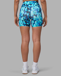 Woman wearing Elixir Ultra High-Rise 6" Short Pockets - Luminous | Model:Sophie | Size:S | Thumbnail Index: 2