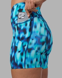 Woman wearing Elixir Ultra High-Rise 6" Short Pockets - Luminous | Model:Sophie | Size:S | Thumbnail Index: 4