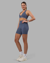 Woman wearing Elixir Ultra High-Rise 6" Short Pockets - Night Shadow | Model:Phoebe | Size:S | Thumbnail Index: 4
