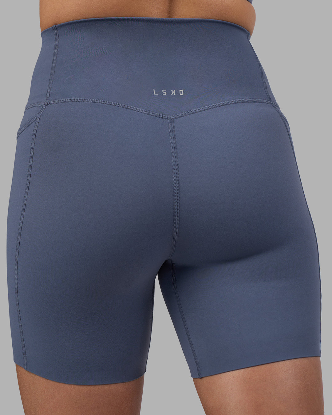 Woman wearing Elixir Ultra High-Rise 6" Short Pockets - Night Shadow | Model:Phoebe | Size:S - view 8