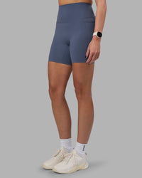 Woman wearing Elixir Ultra High-Rise 6" Short Pockets - Night Shadow | Model:Phoebe | Size:S | Thumbnail Index: 6