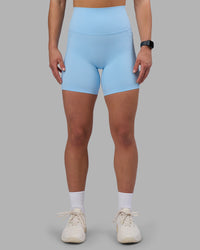 Woman wearing Elixir Ultra High-Rise 6" Short Pockets - Open Air | Model:Keisha | Size:S | Thumbnail Index: 1