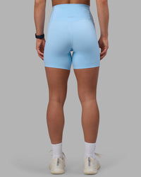Woman wearing Elixir Ultra High-Rise 6" Short Pockets - Open Air | Model:Keisha | Size:S | Thumbnail Index: 3