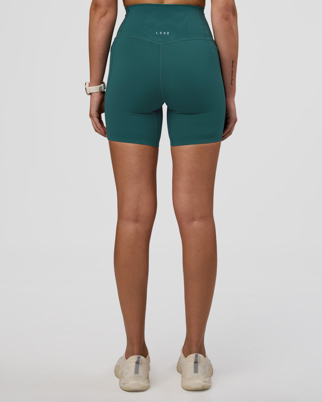 Woman wearing Elixir Ultra High-Rise 6" Short Pockets - Transformative Teal | Model:Myrte | Size:S - view 4
