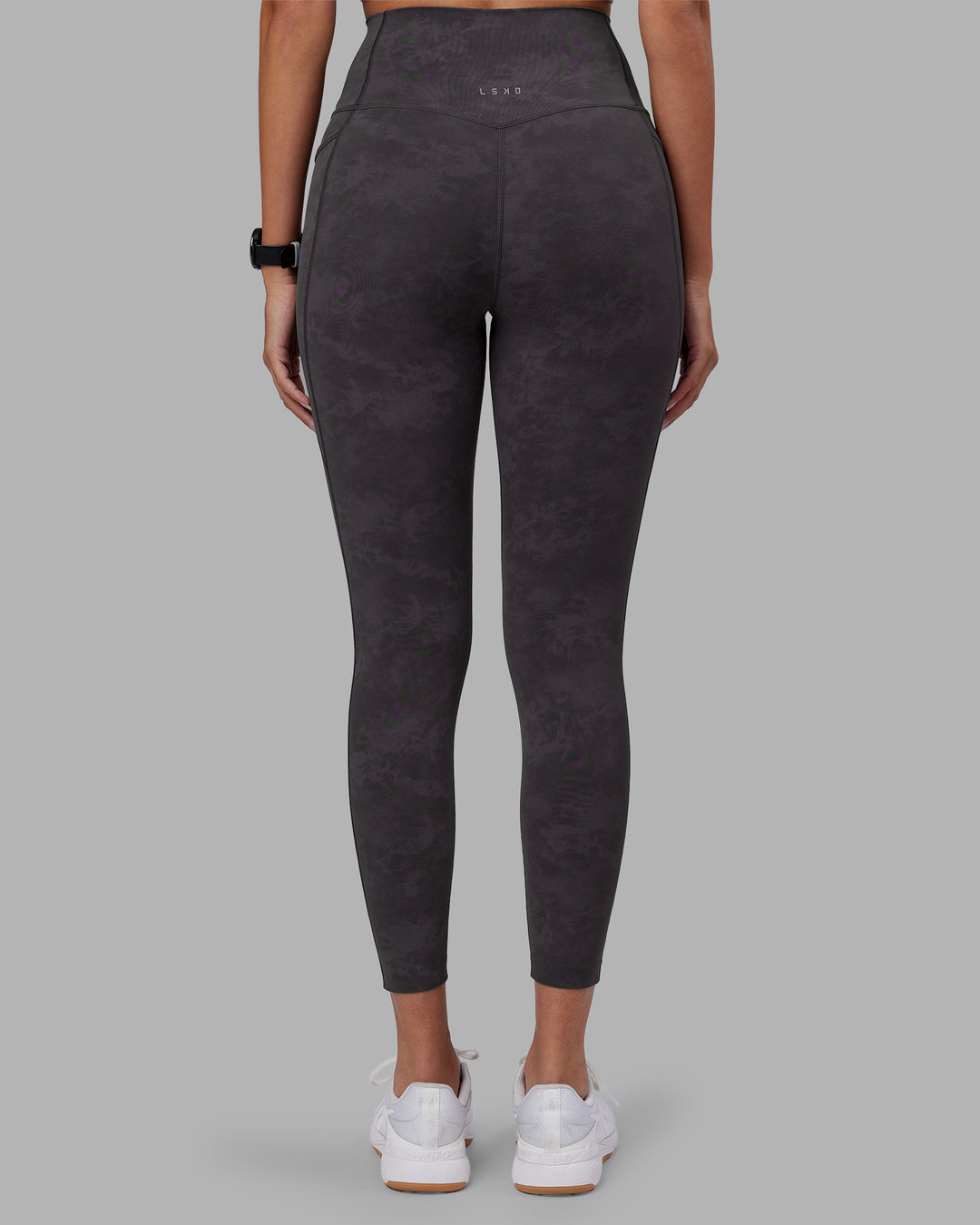 Woman wearing Elixir Ultra High-Rise 7/8 Legging Pockets - Dark Storm Wash | Model:Rhiley | Size:S - view 4