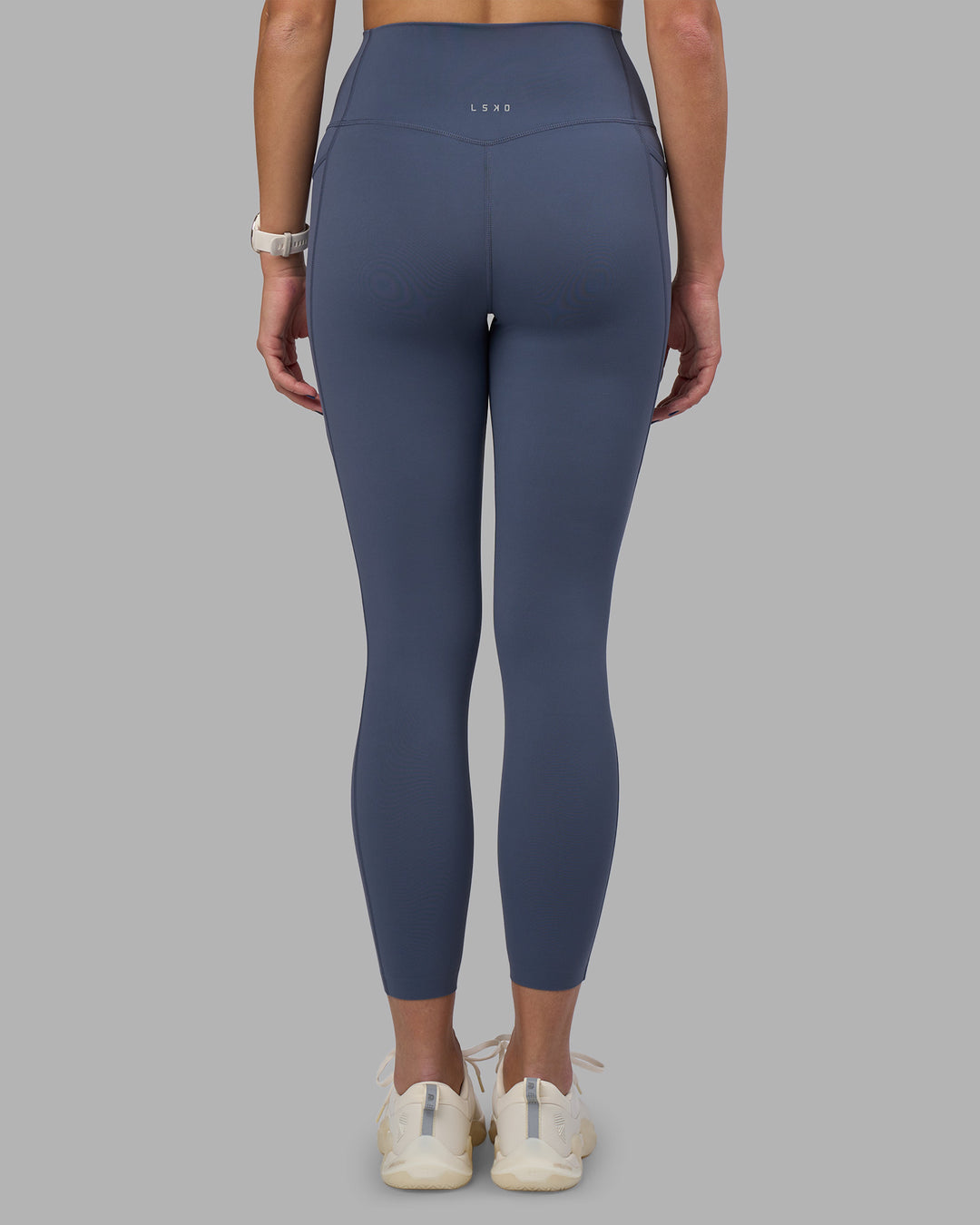 Woman wearing Elixir Ultra High-Rise 7/8 Legging Pockets - Night Shadow | Model:Phoebe | Size:S - view 4