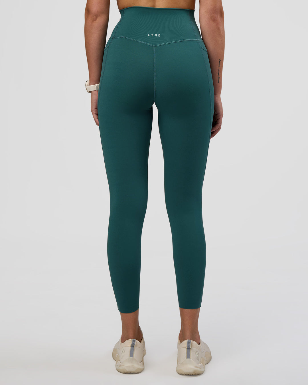 Woman wearing Elixir Ultra High-Rise 7/8 Legging Pockets - Transformative Teal | Model:Myrte | Size:S - view 4