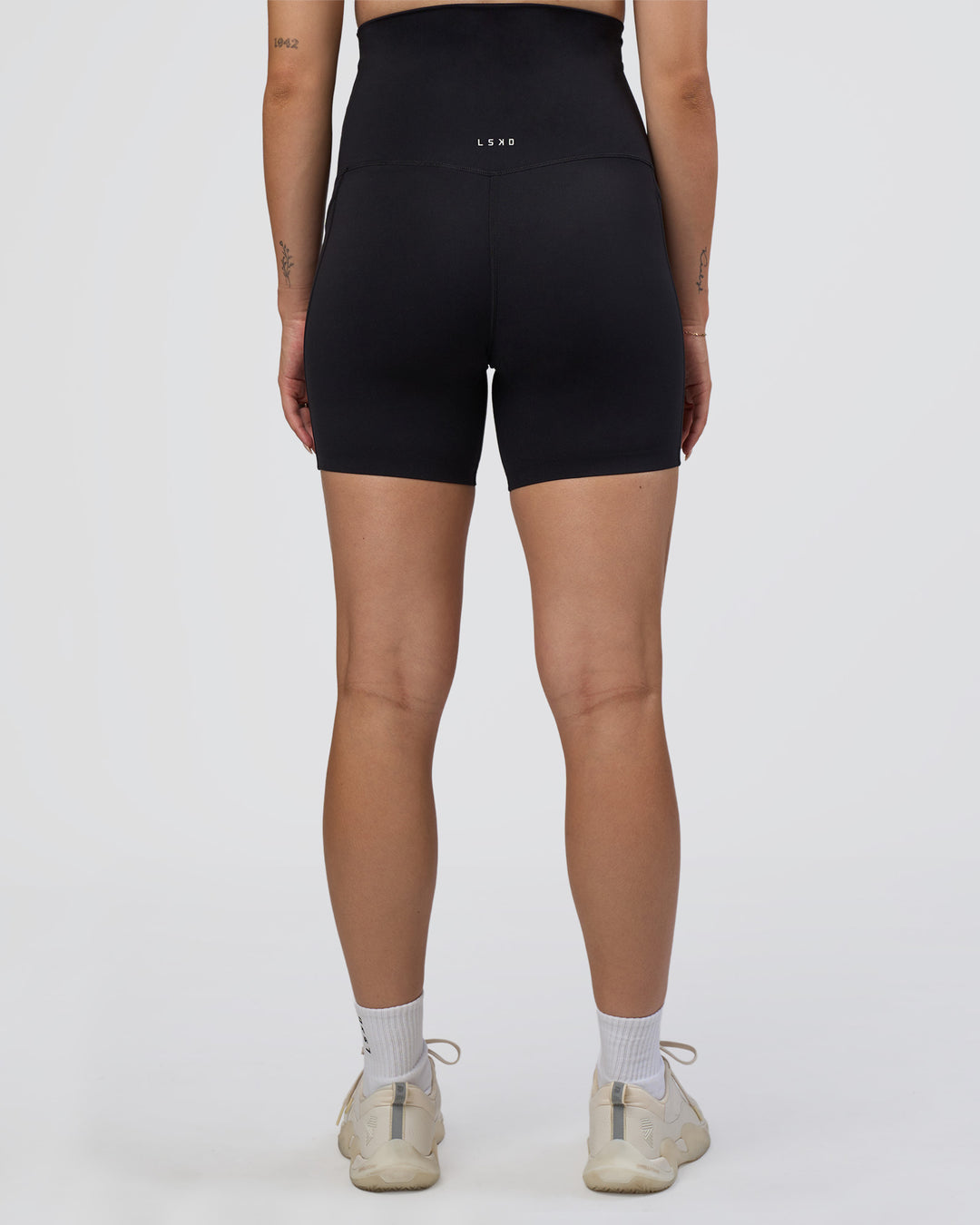 Woman wearing Elixir Ultra High-Rise Maternity 6" Short Pockets - Black | Model:Kitahna | Size:S - view 4