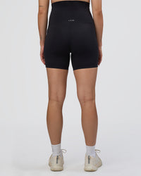 Woman wearing Elixir Ultra High-Rise Maternity 6" Short Pockets - Black | Model:Kitahna | Size:S | Thumbnail Index: 3