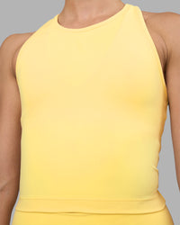 Woman wearing Flow Performance Tank 2.0 - Lemon | Model:Sophie | Size:S | Thumbnail Index: 4