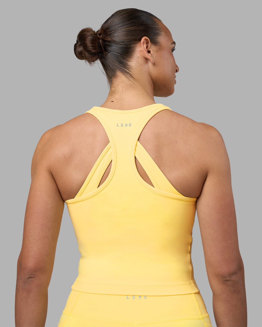 Woman wearing Flow Performance Tank 2.0 - Lemon | Model:Sophie | Size:S - view 3