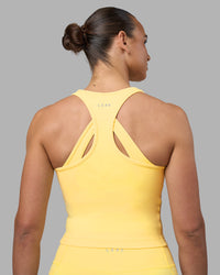 Woman wearing Flow Performance Tank 2.0 - Lemon | Model:Sophie | Size:S | Thumbnail Index: 2