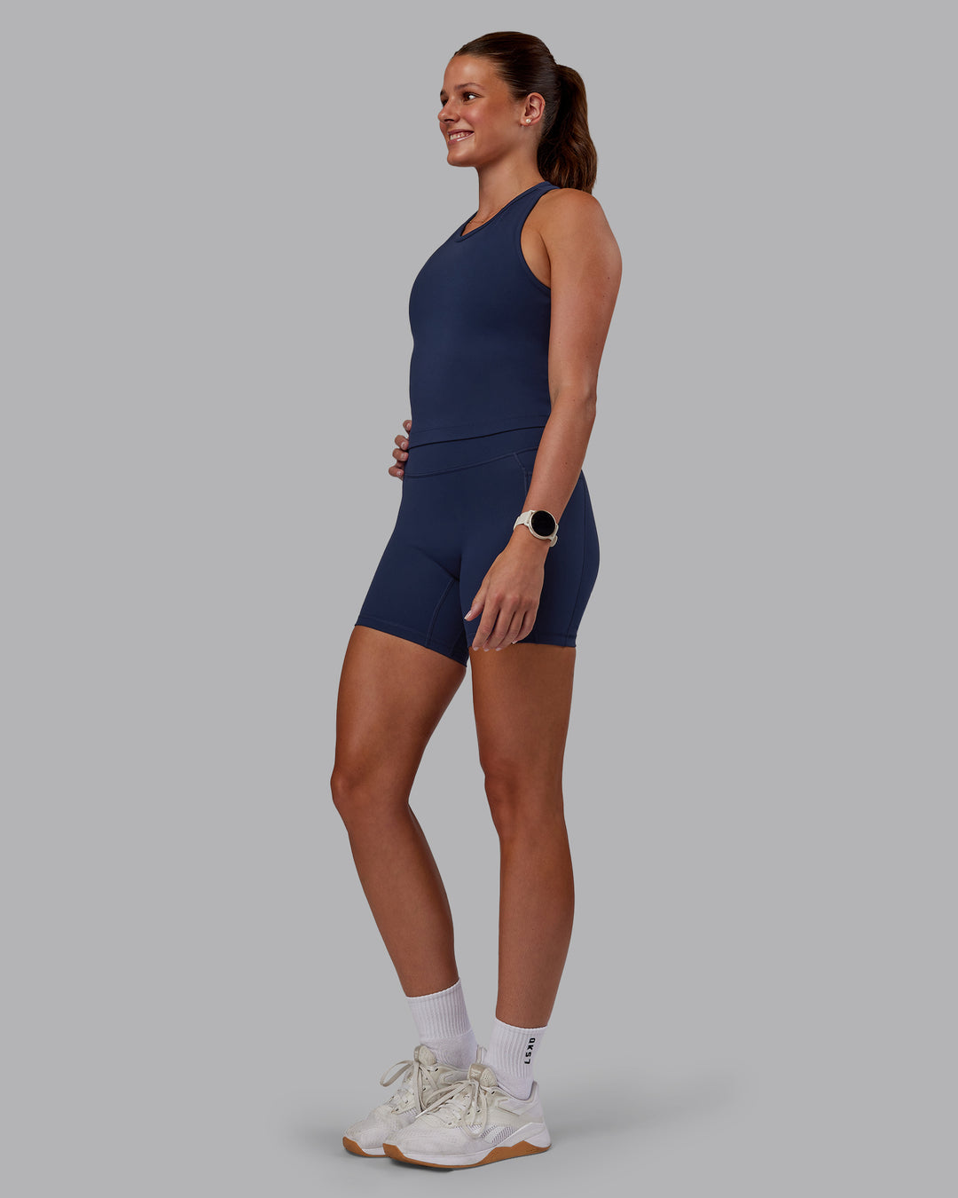 Woman wearing Flow Performance Tank - Future Navy | Model:Phoebe | Size:S - view 5