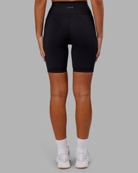Woman wearing Fusion Ultra High-Rise 9" Short Pockets - Black | Model:Kirstyn | Size:S | Thumbnail Index: 3