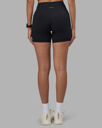 Woman wearing Fusion High-Rise 6" Short Pockets - Black | Model:Rhiley | Size:S | Thumbnail Index: 3