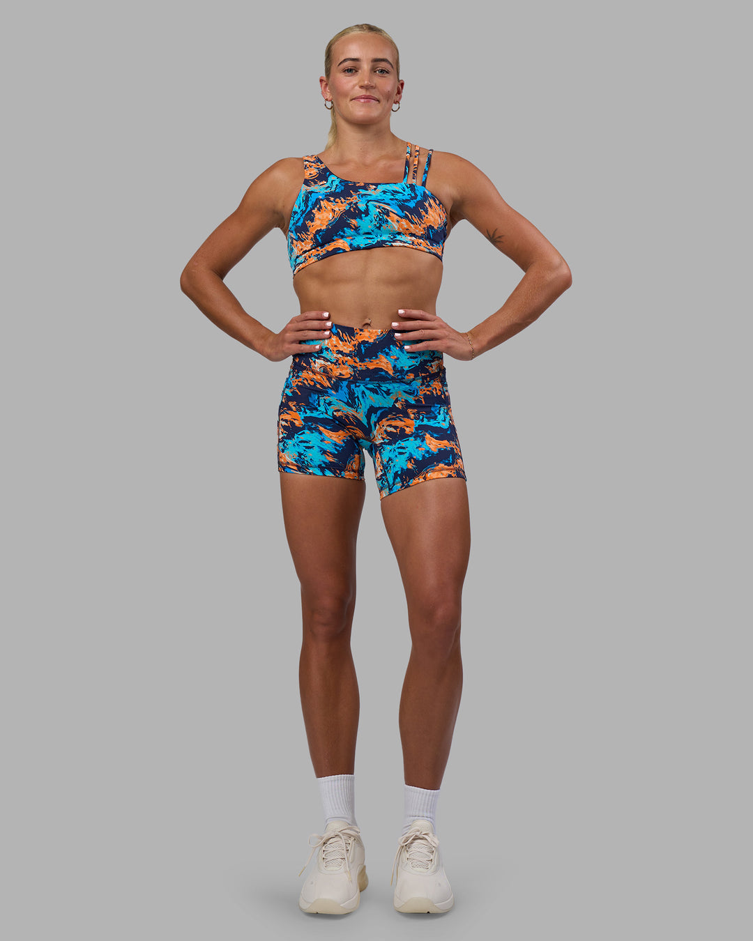 Woman wearing Fusion High-Rise 6" Short Pockets - React Print | Model:Katie | Size:S - view 3