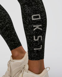 Woman wearing Fusion Icon Ultra High-Rise Full Length Legging Pockets - Energy Print Black-Reflective | Model:Amity | Size:S | Thumbnail Index: 1