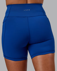 Woman wearing Fusion Ultra High-Rise 6" Short Pockets - Blue Quartz | Model:Phoebe | Size:S | Thumbnail Index: 8