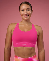 Woman wearing Fusion Sports Bra 2.0 - Ultra Pink | Model:Hannah | Size:S | Thumbnail Index: 4