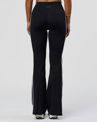 Woman wearing Fusion V-Contour Bind High-Rise Flared Legging - Black-white | Model:Bianca | Size:S | Thumbnail Index: 1